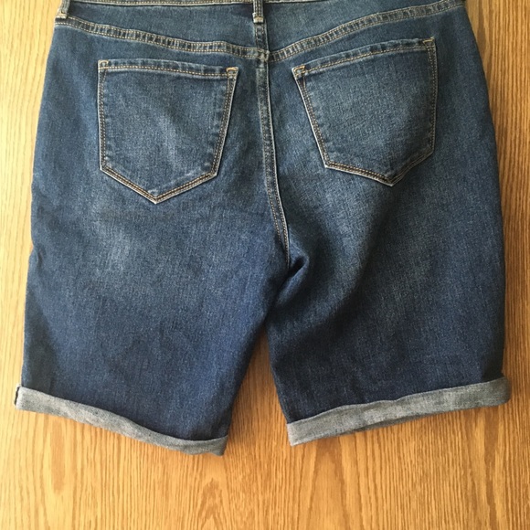 Shorts - Picture 2 of 3